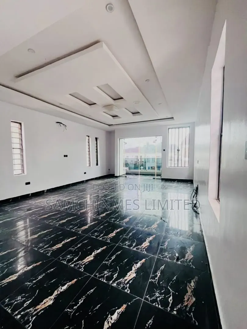 Mini Flat in Ikota for rent