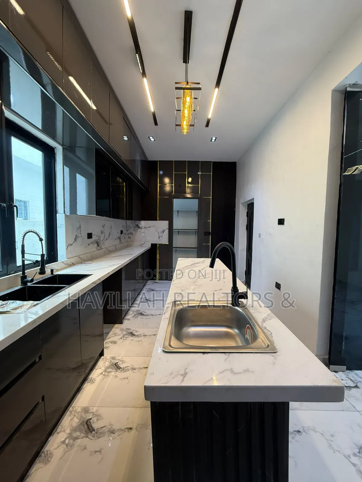 5bdrm Duplex in Ikota for sale