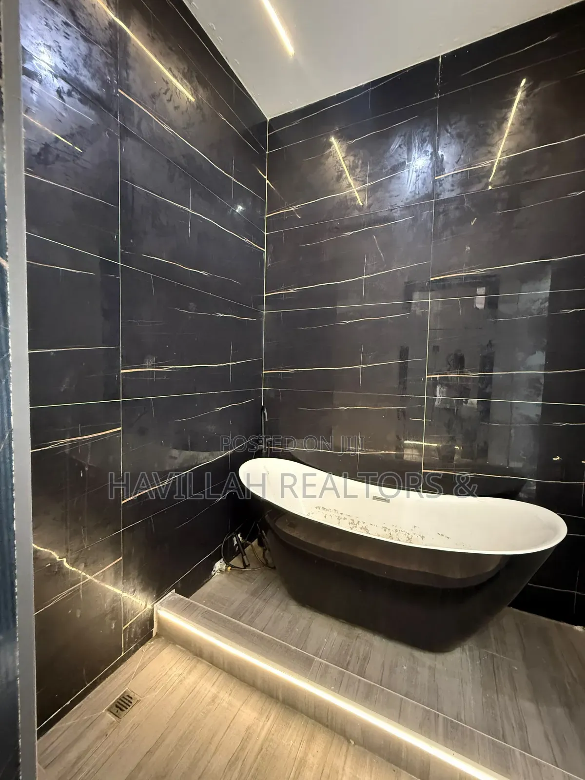 5bdrm Duplex in Ikota for sale
