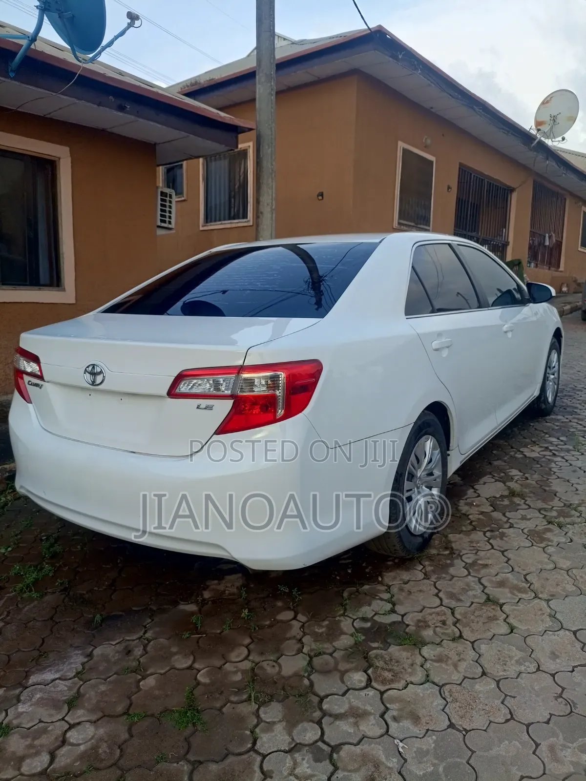 Toyota Camry LE 4dr Sedan (2.5L 4cyl 6A) 2013 White
