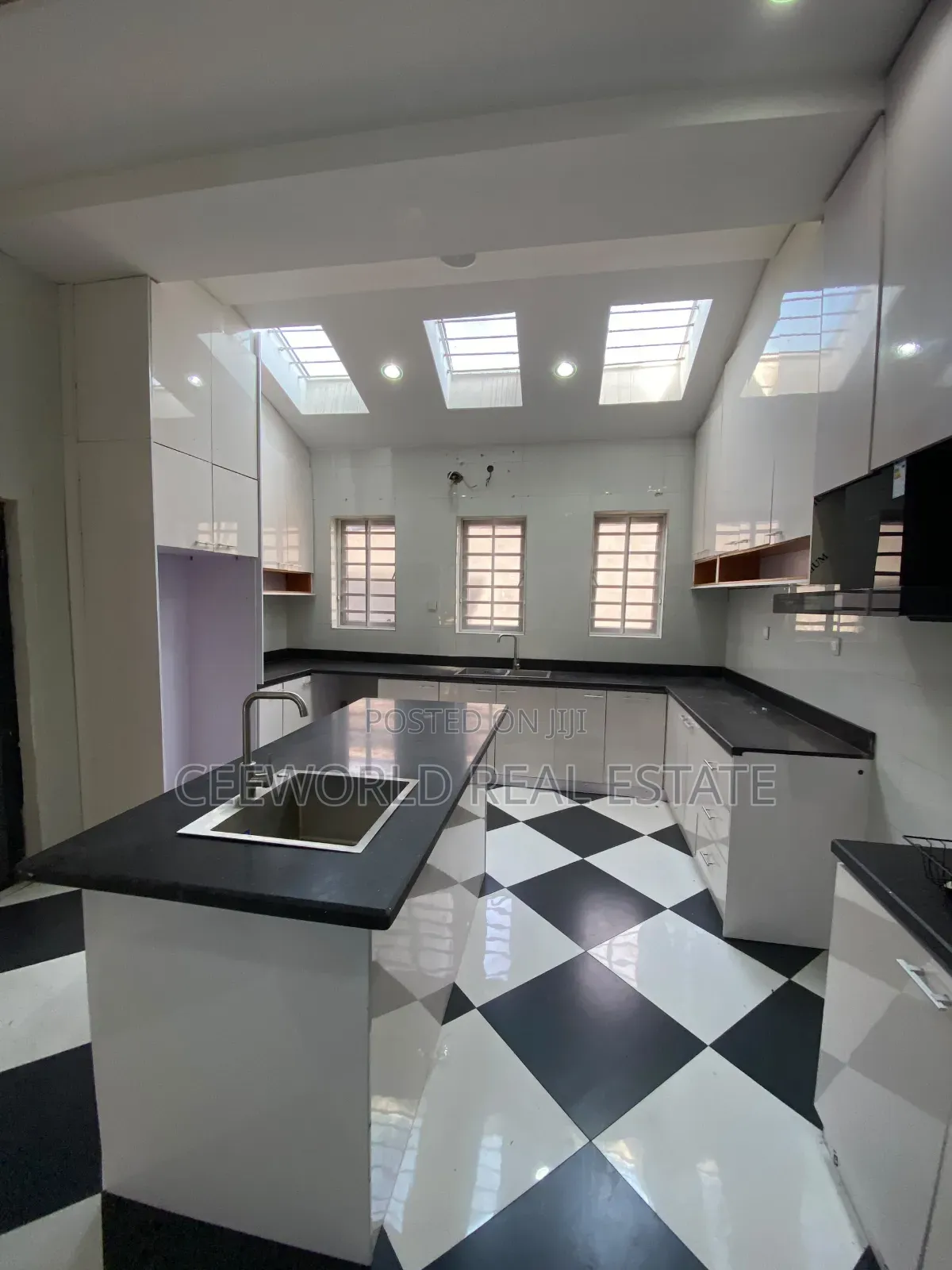 5bdrm Duplex in Iyaganku Gra, Iyanganku for rent
