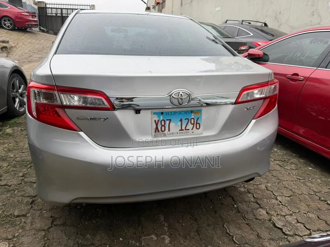 Toyota Camry XLE 4dr Sedan (2.5L 4cyl 6A) 2012 Silver