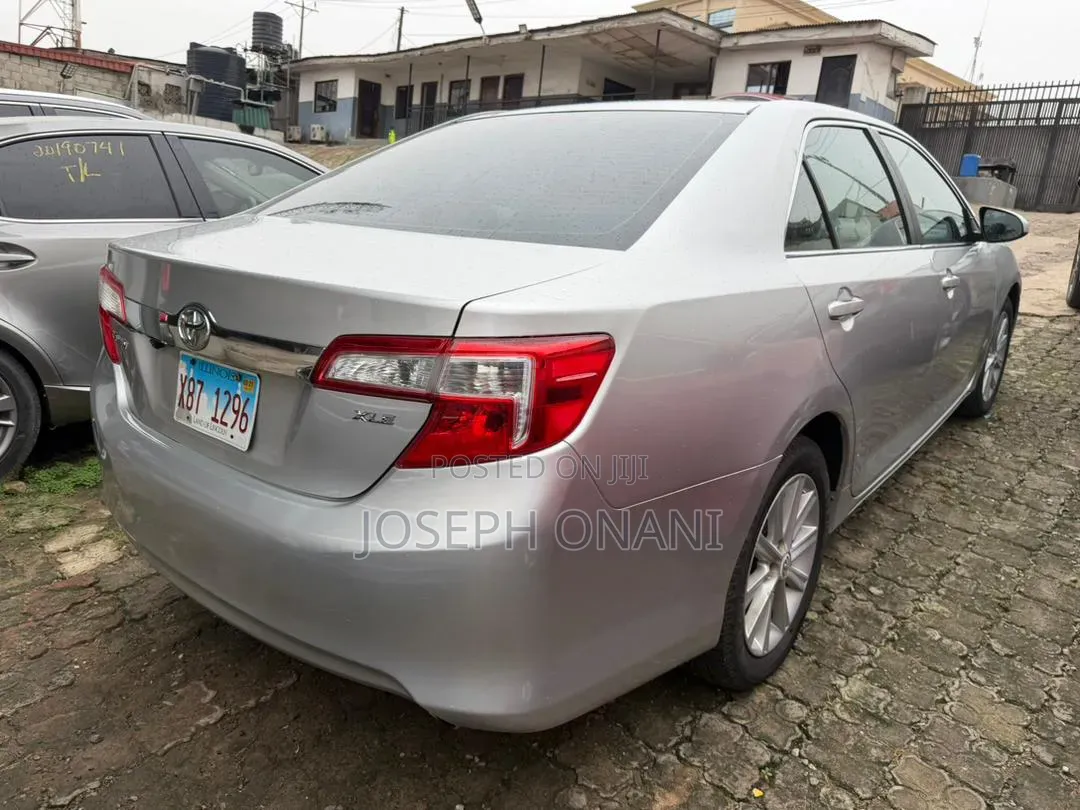 Toyota Camry XLE 4dr Sedan (2.5L 4cyl 6A) 2012 Silver