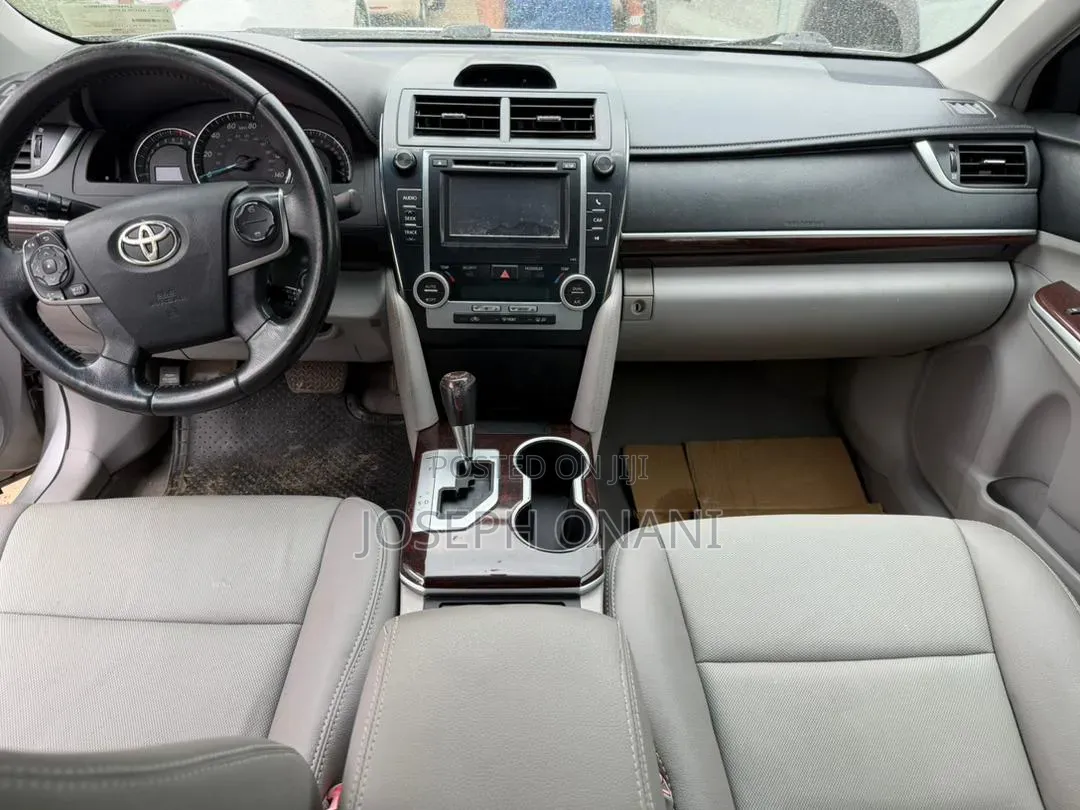 Toyota Camry XLE 4dr Sedan (2.5L 4cyl 6A) 2012 Silver