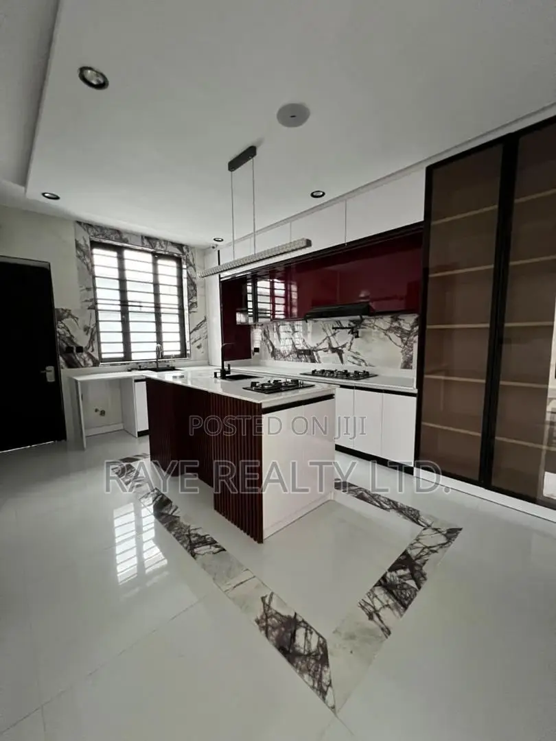 5bdrm Duplex in Chevron for sale