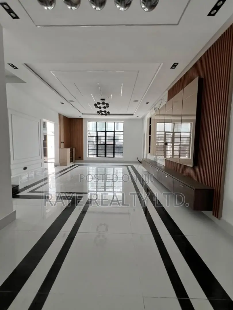 5bdrm Duplex in Chevron for sale
