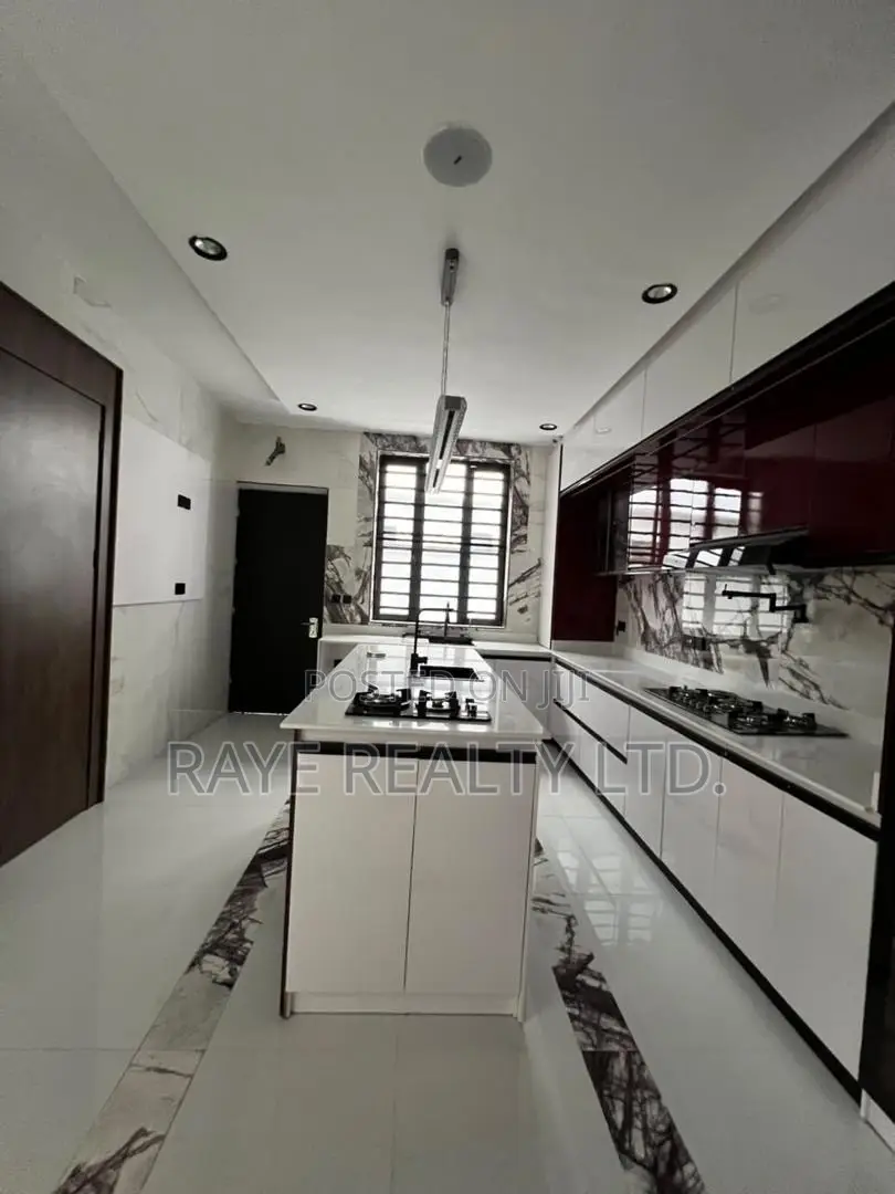5bdrm Duplex in Chevron for sale
