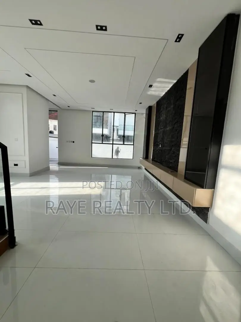 4bdrm Apartment in Chevron for sale