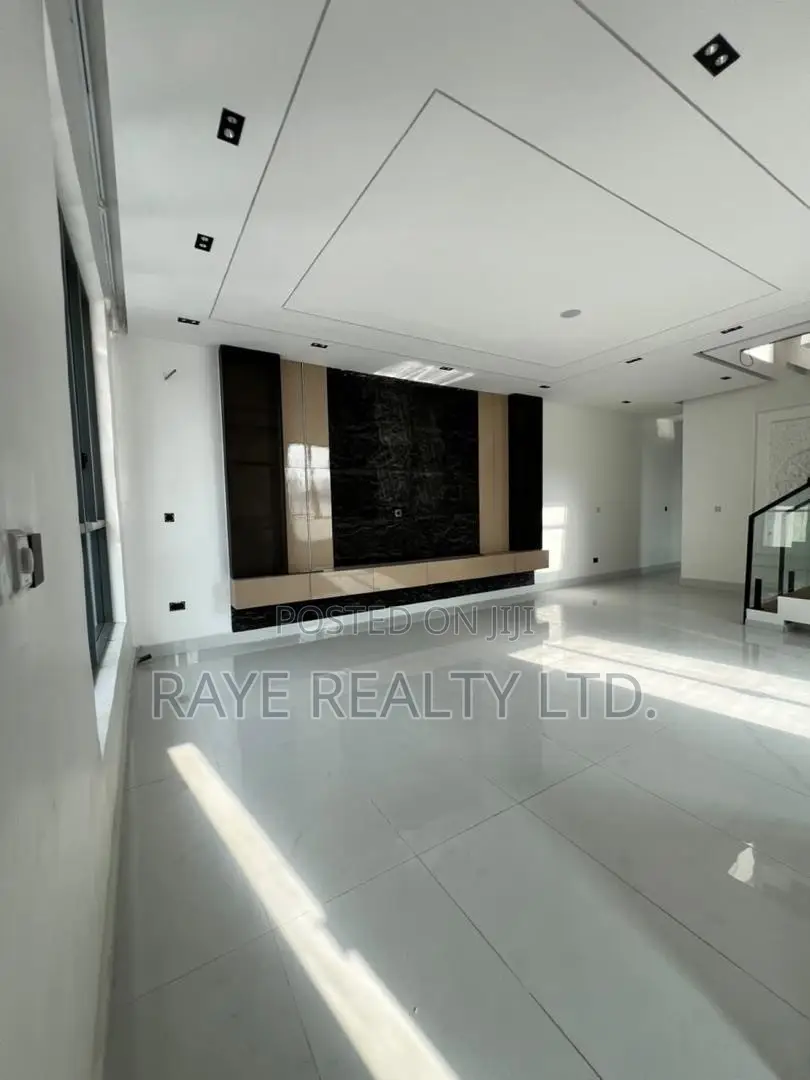 4bdrm Apartment in Chevron for sale