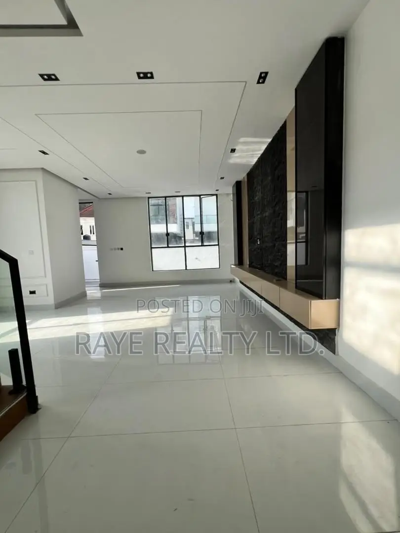 4bdrm Apartment in Chevron for sale