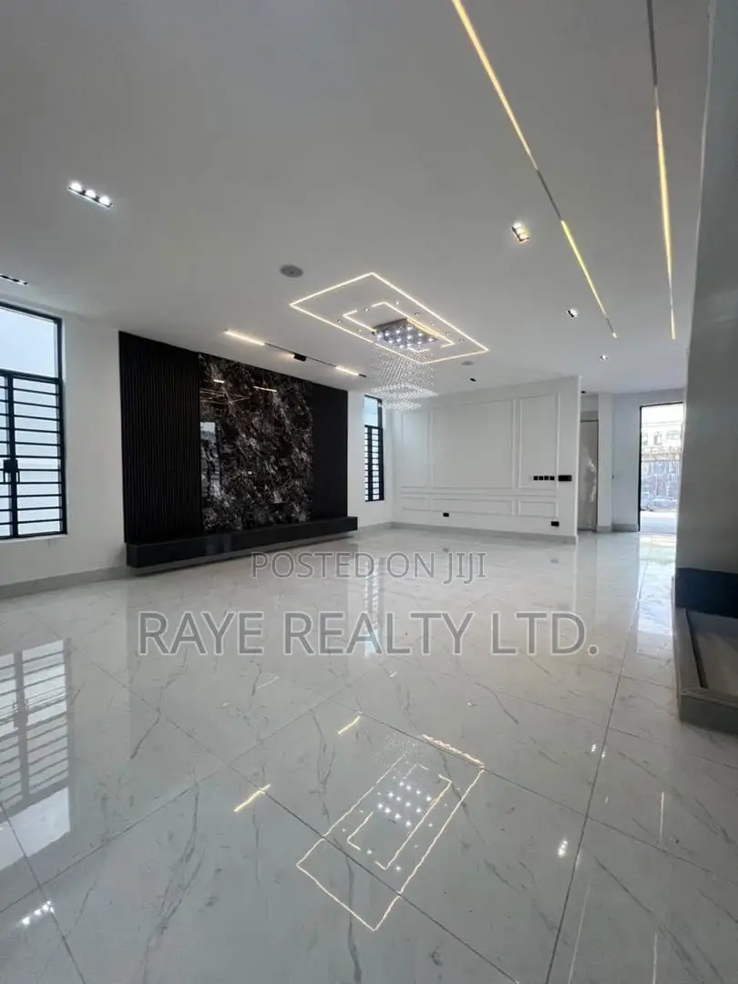 5bdrm Apartment in Chevron for sale
