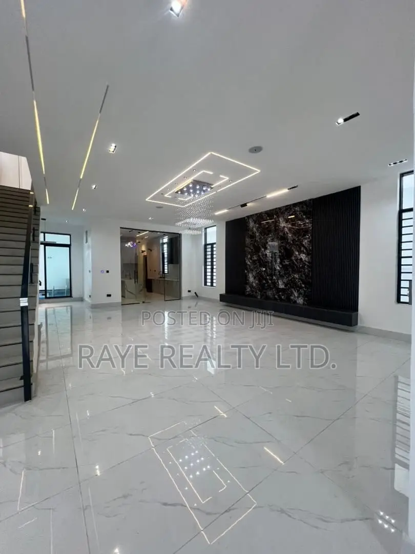 5bdrm Apartment in Chevron for sale