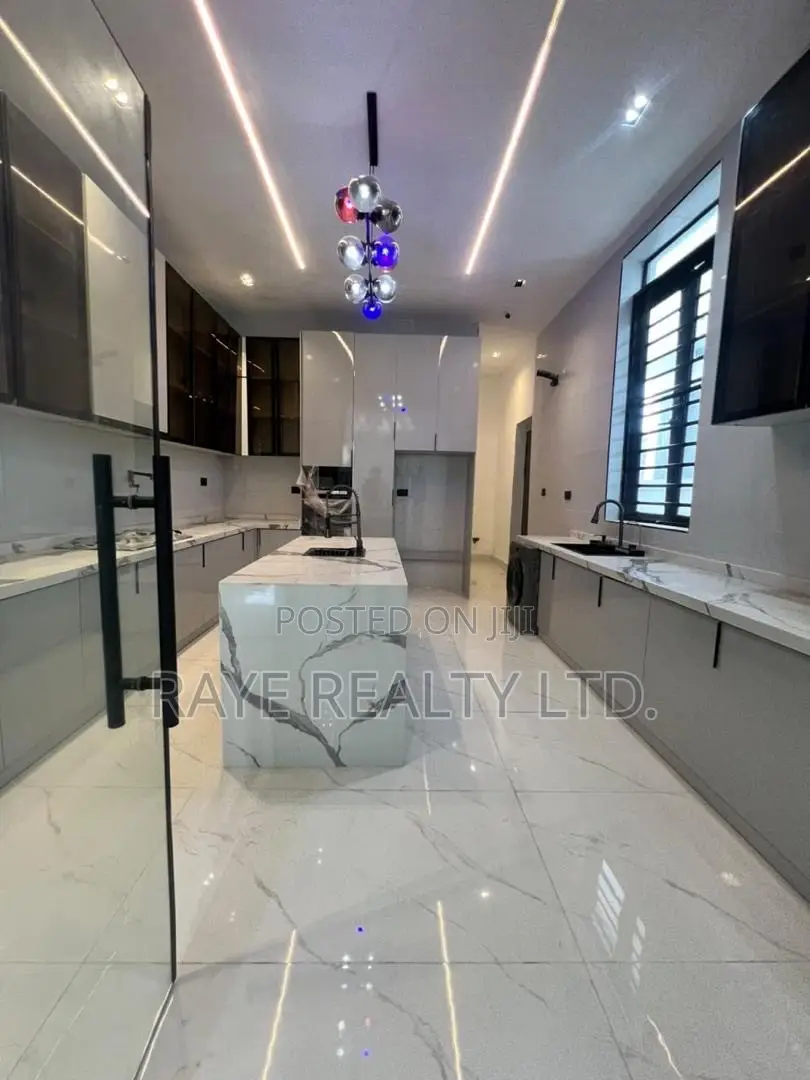 5bdrm Apartment in Chevron for sale