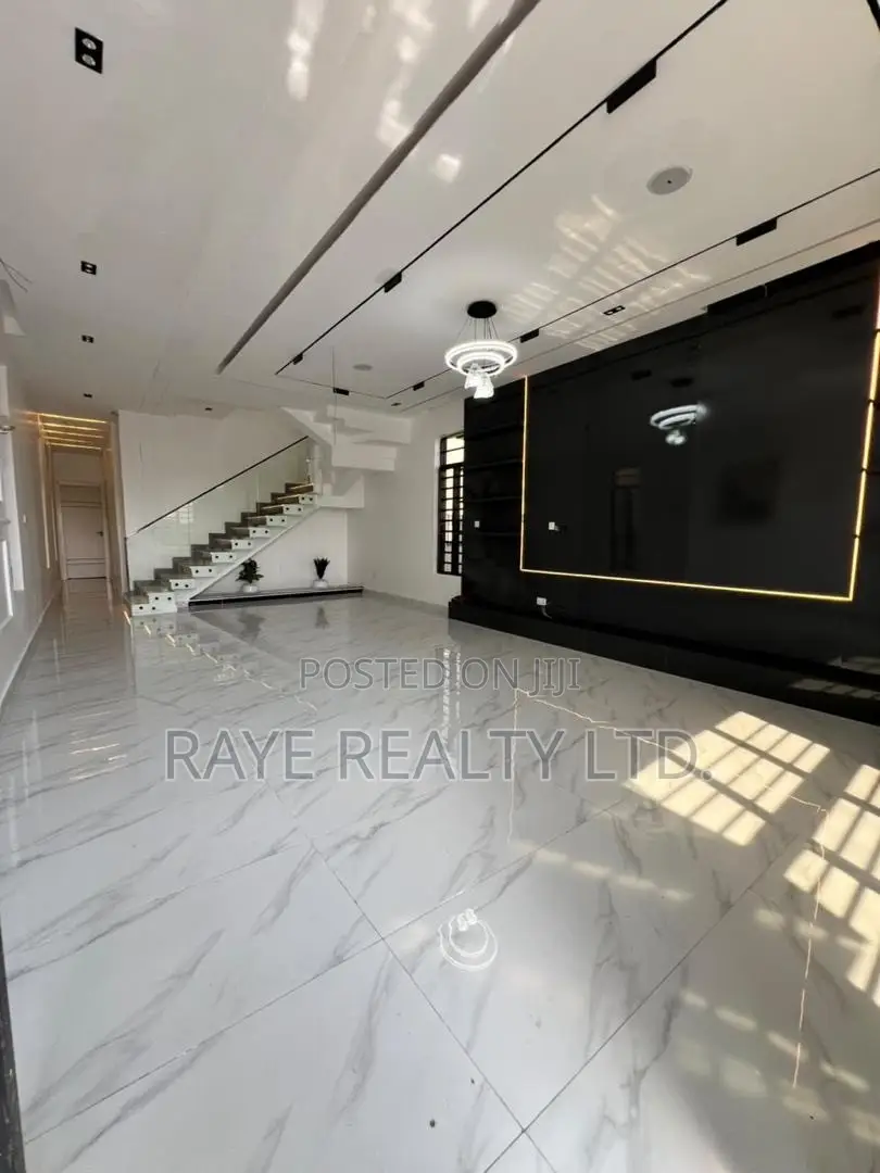 5bdrm Apartment in Chevron for sale