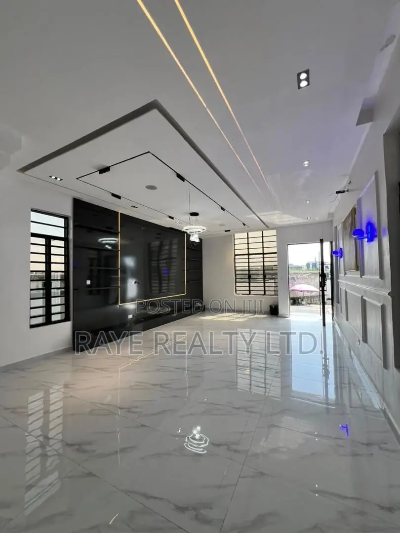 5bdrm Apartment in Chevron for sale
