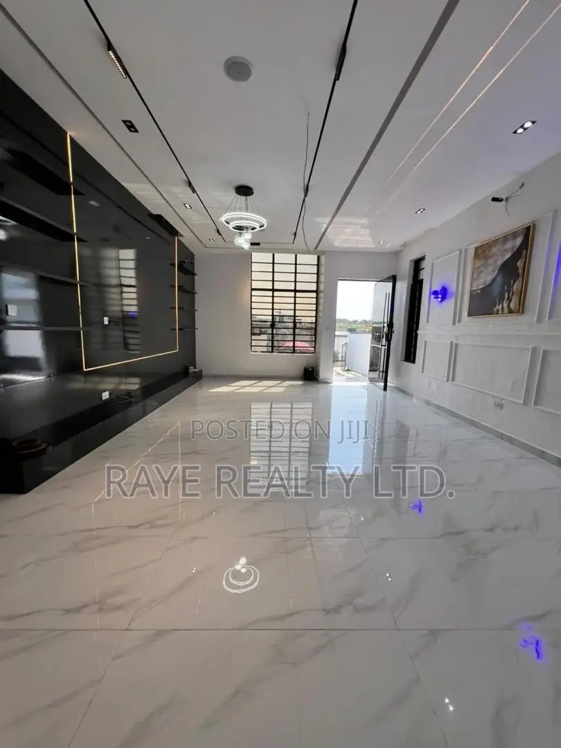 5bdrm Apartment in Chevron for sale
