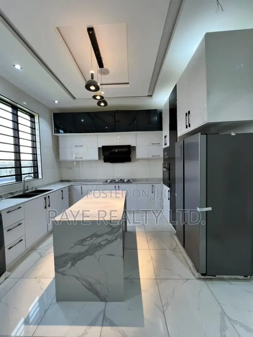5bdrm Apartment in Chevron for sale