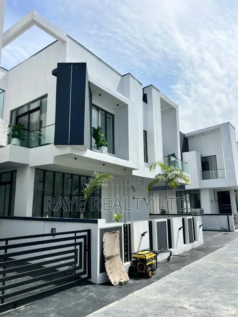 5bdrm Apartment in Chevron for sale