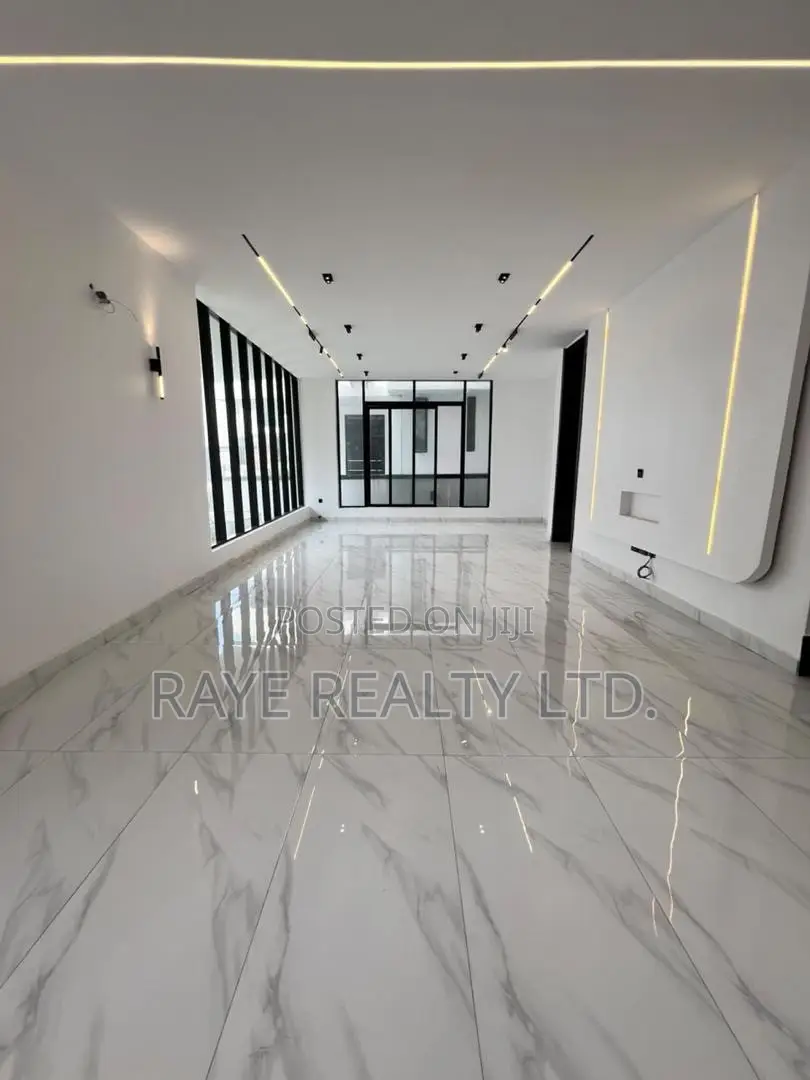 5bdrm Apartment in Chevron for sale