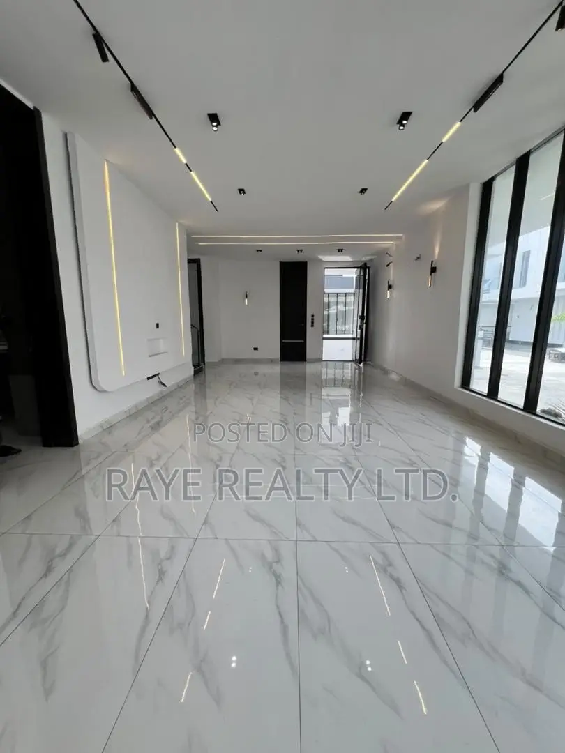 5bdrm Apartment in Chevron for sale