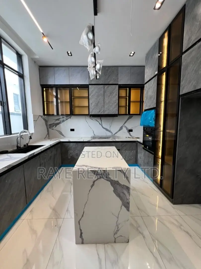5bdrm Apartment in Chevron for sale