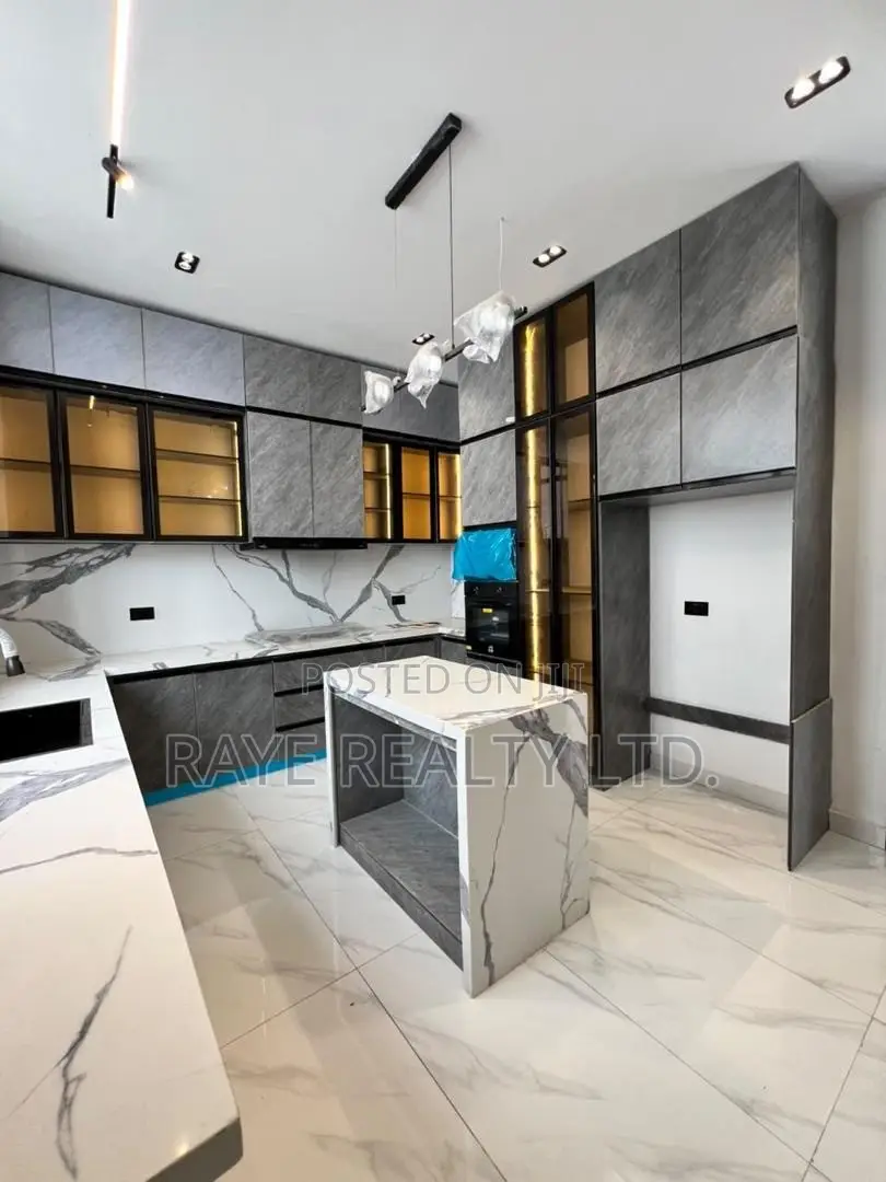 5bdrm Apartment in Chevron for sale