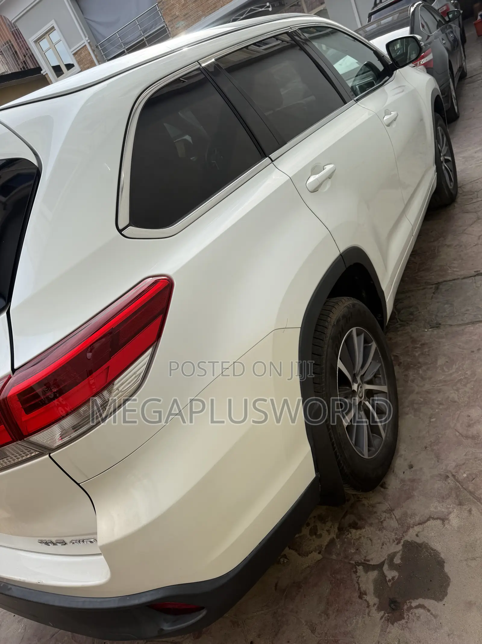 Toyota Highlander XLE 4x2 V6 (3.5L 6cyl 8A) 2018 White