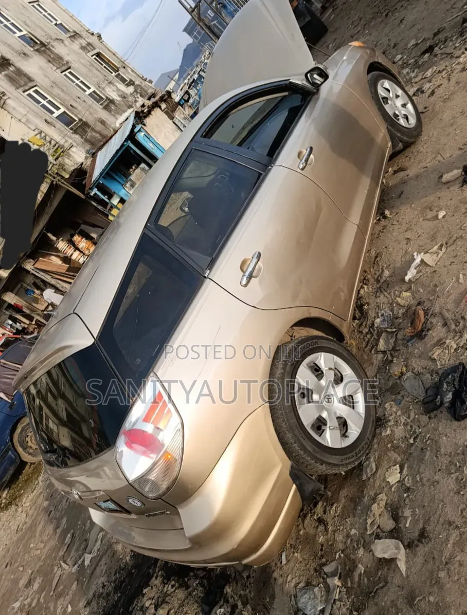 Toyota Matrix XR Hatchback AWD (1.8L 4cyl 4A) 2004 Gold