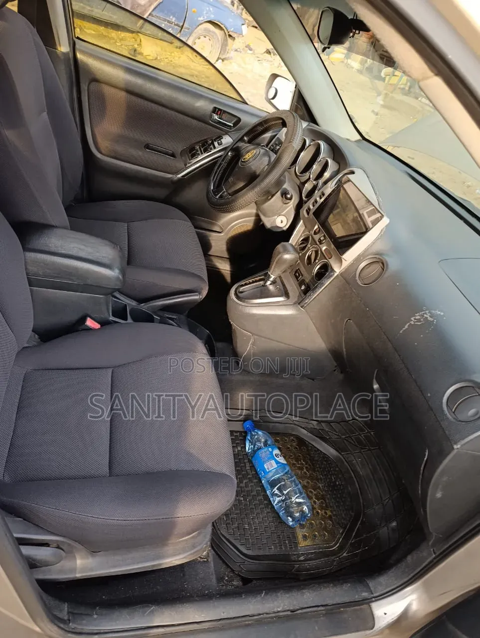 Toyota Matrix XR Hatchback AWD (1.8L 4cyl 4A) 2004 Gold
