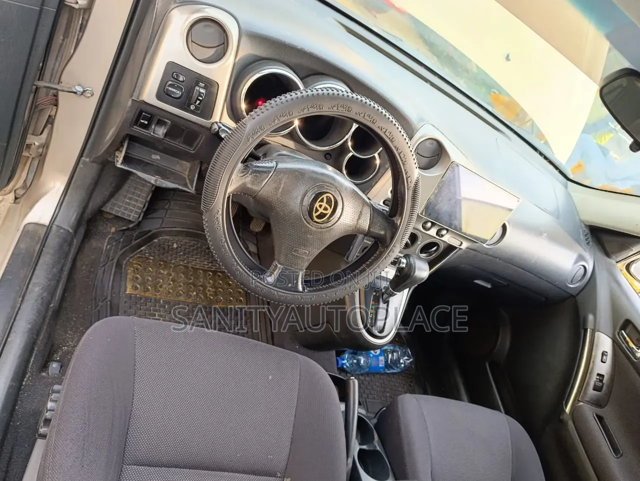 Toyota Matrix XR Hatchback AWD (1.8L 4cyl 4A) 2004 Gold