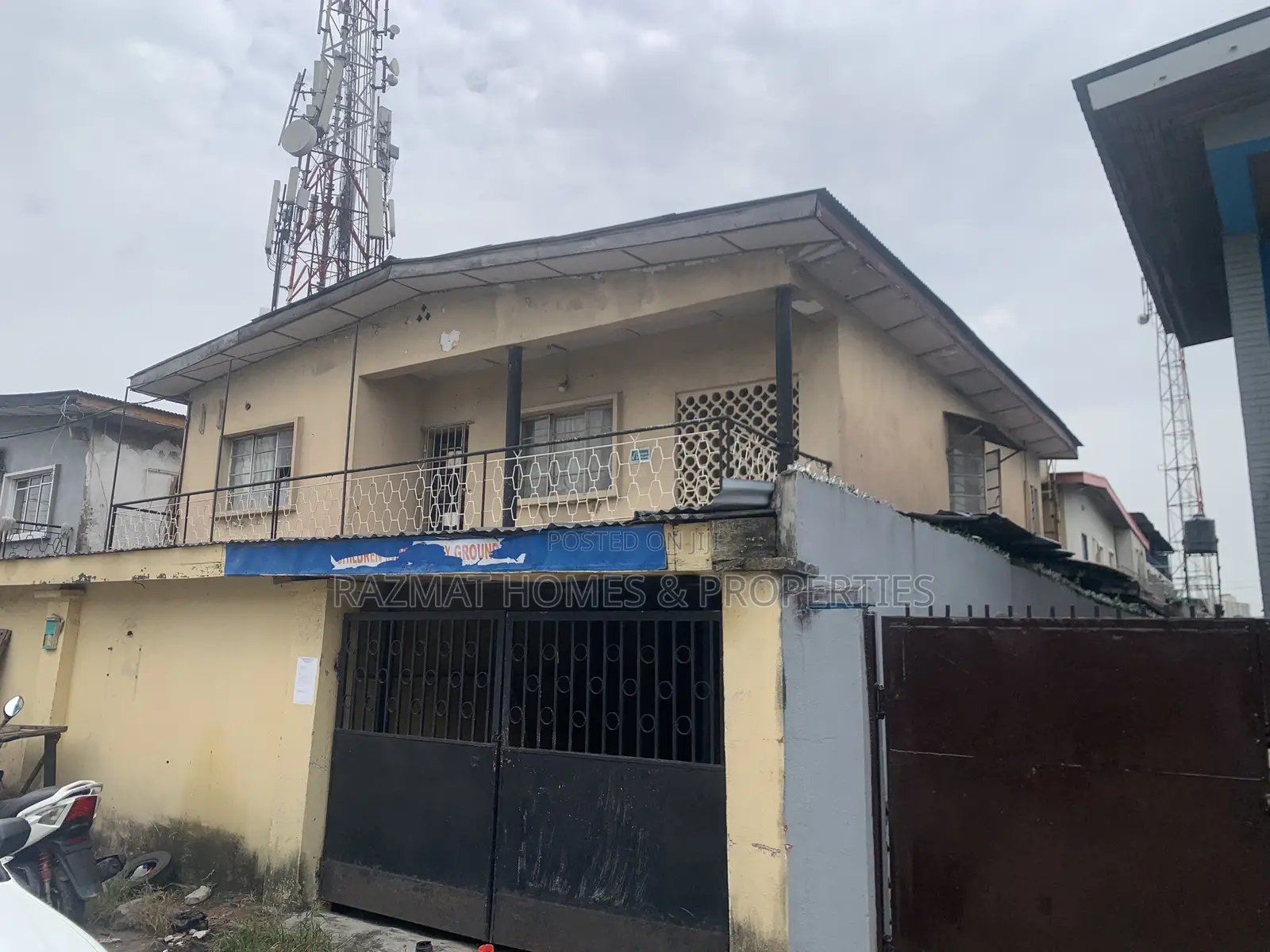 3bdrm Block of Flats in Bode Thomas for sale