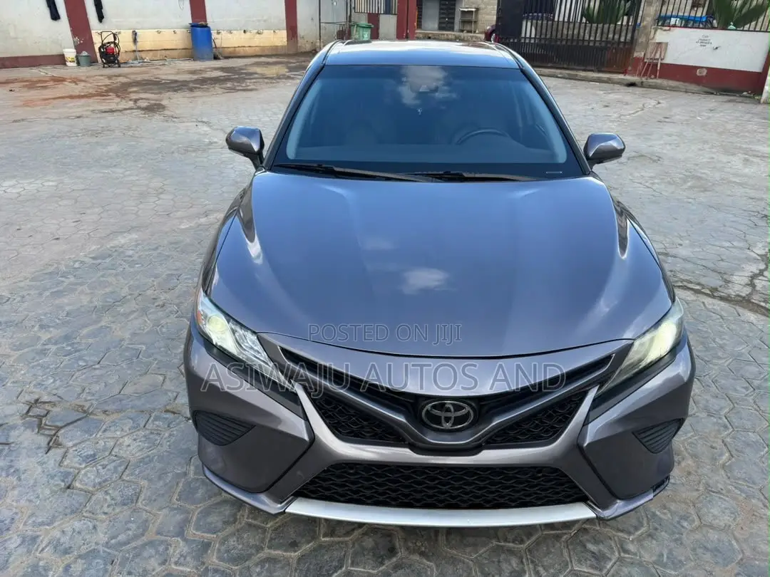 Toyota Camry SE FWD (2.5L 4cyl 8AM) 2018 Gray