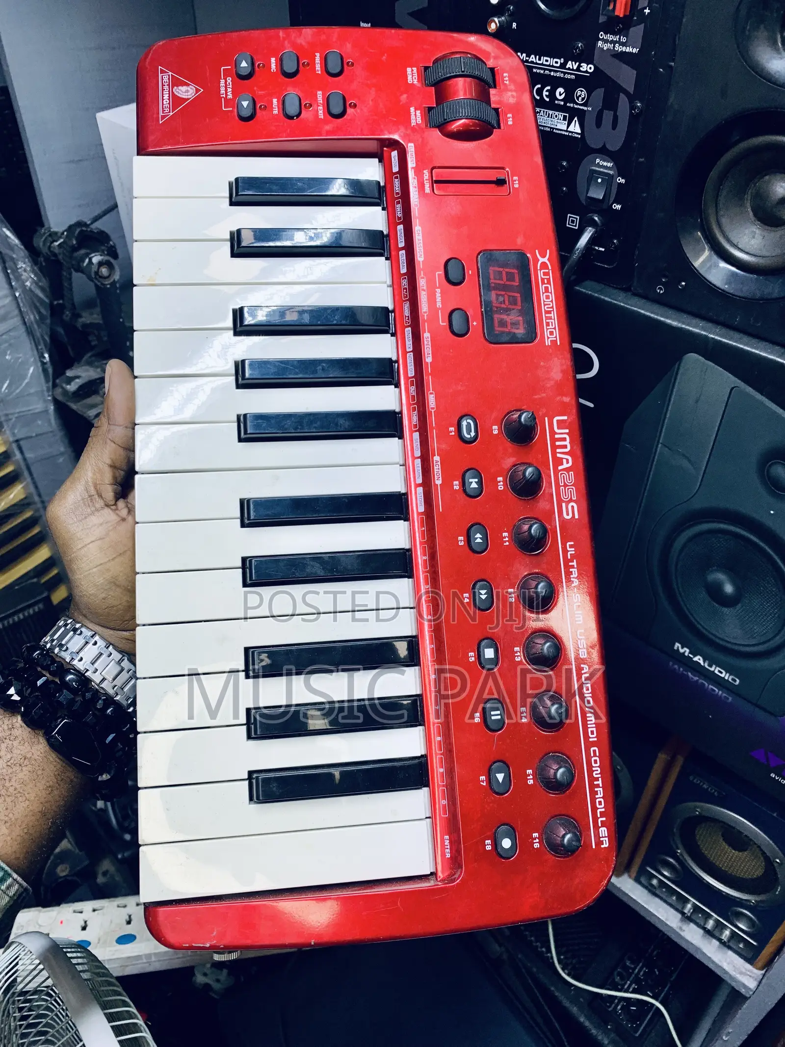 Behringer UMA25S Ultra-Slim 25-Key MIDI Controller for Sale!