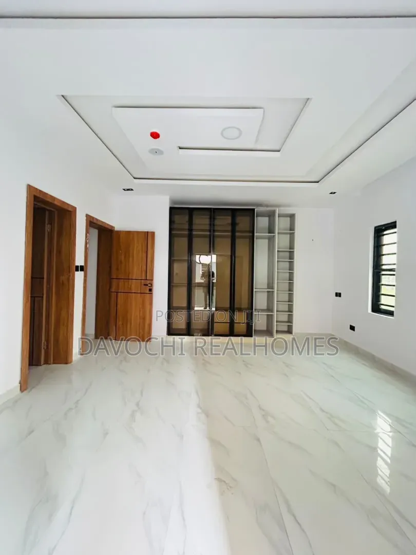 3bdrm Apartment in Lekki Phase 1 for rent