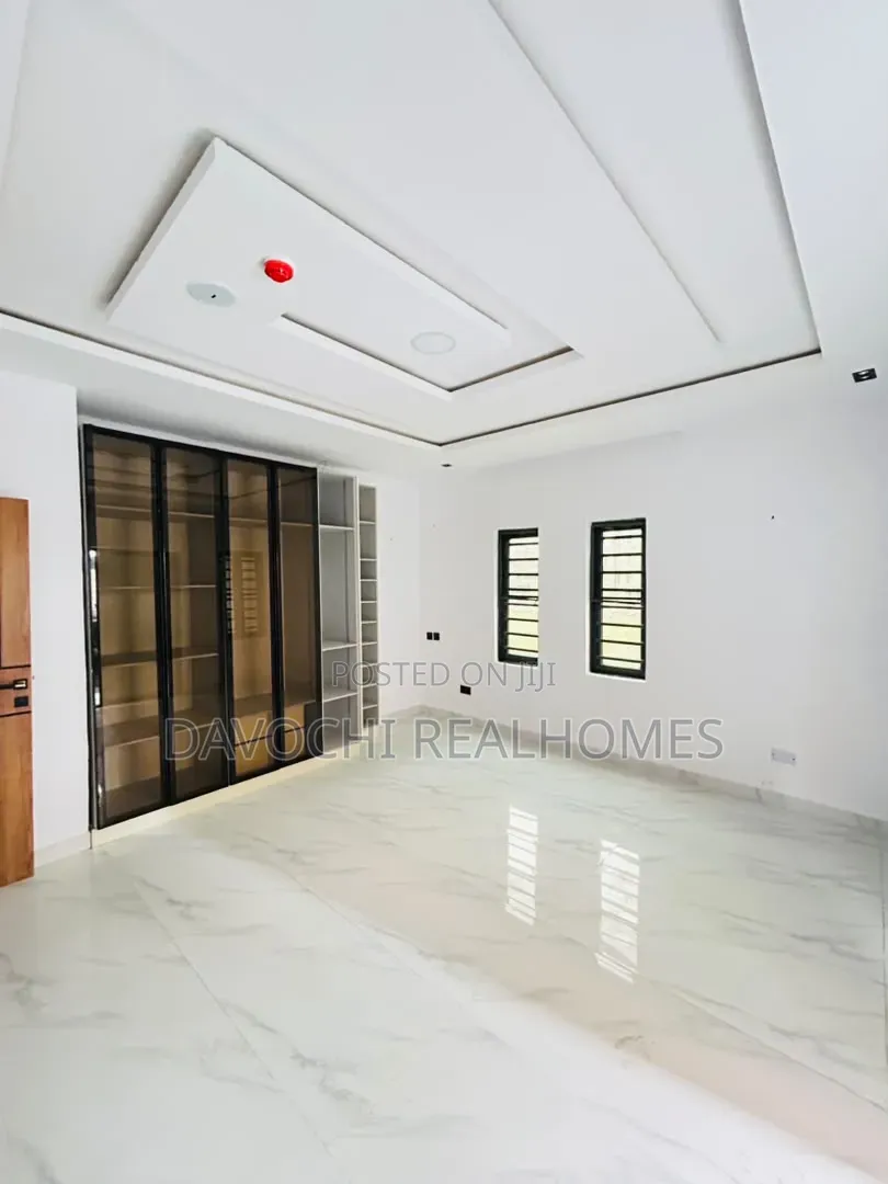 3bdrm Apartment in Lekki Phase 1 for rent