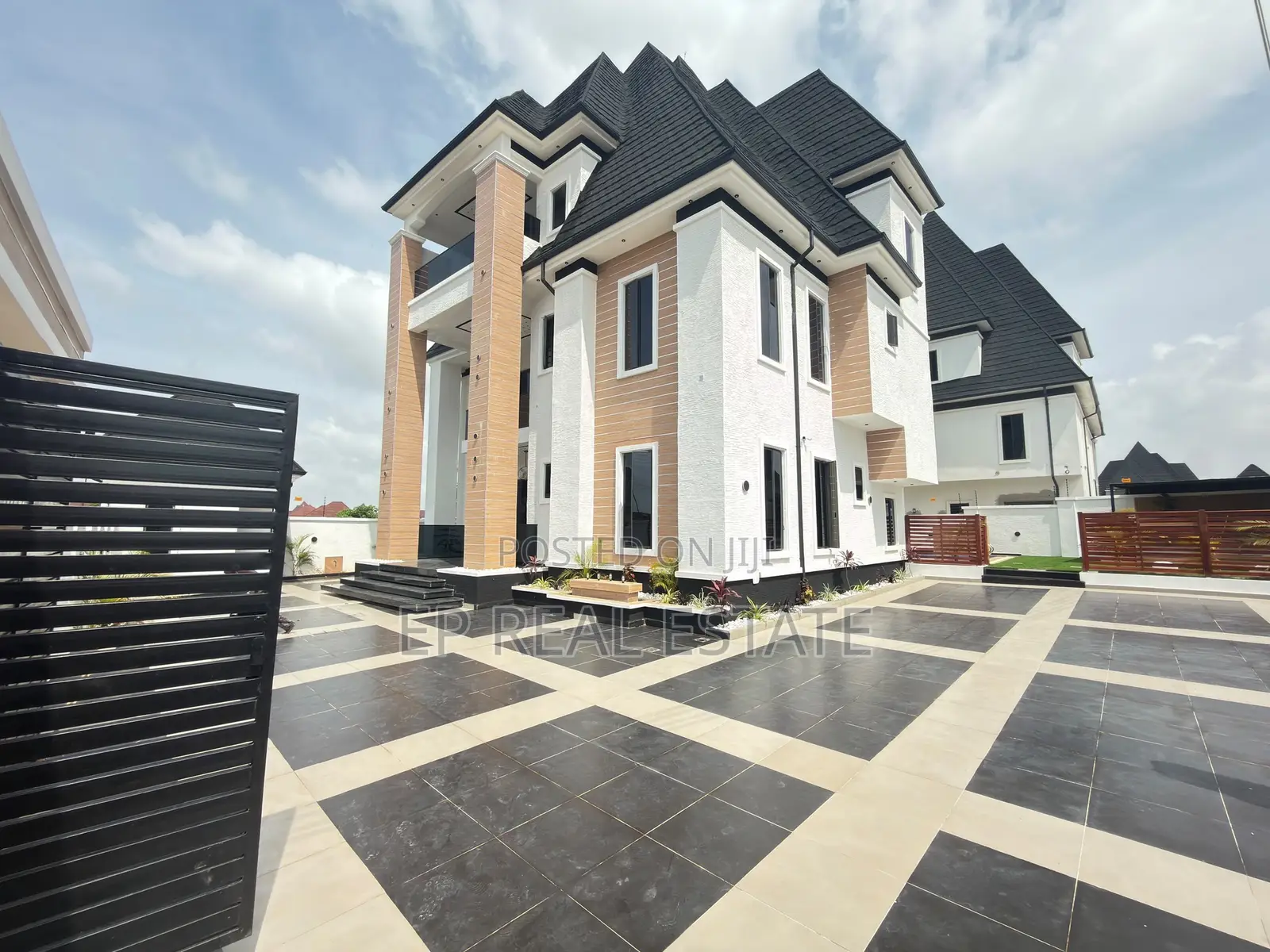 5bdrm House in Dakwo District for sale