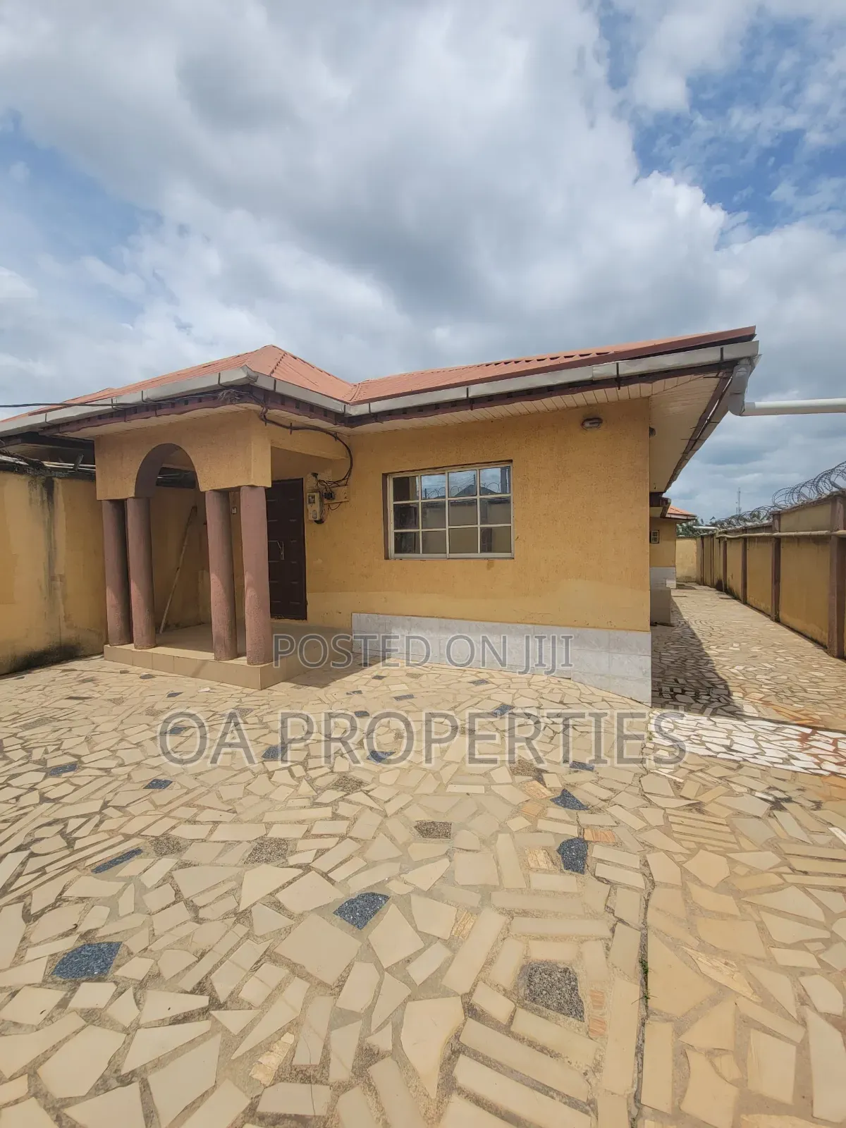 3bdrm Bungalow in Akala Way Akobo for rent