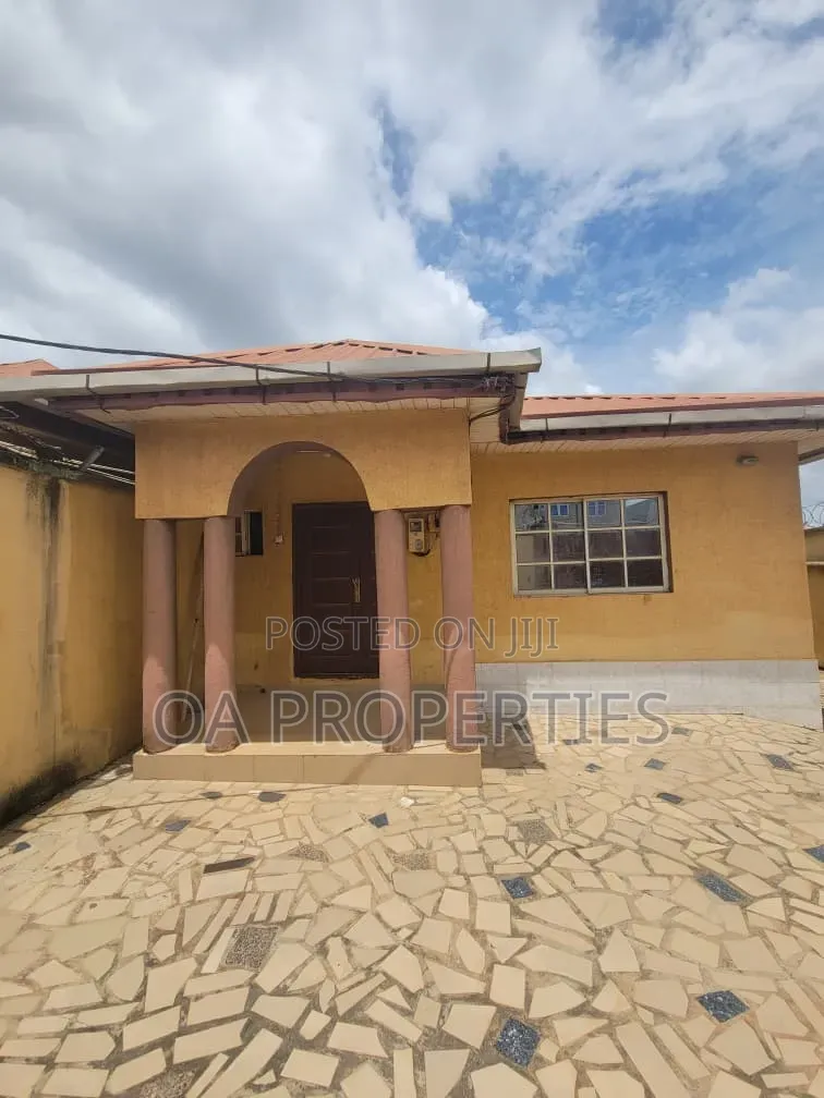 3bdrm Bungalow in Akala Way Akobo for rent