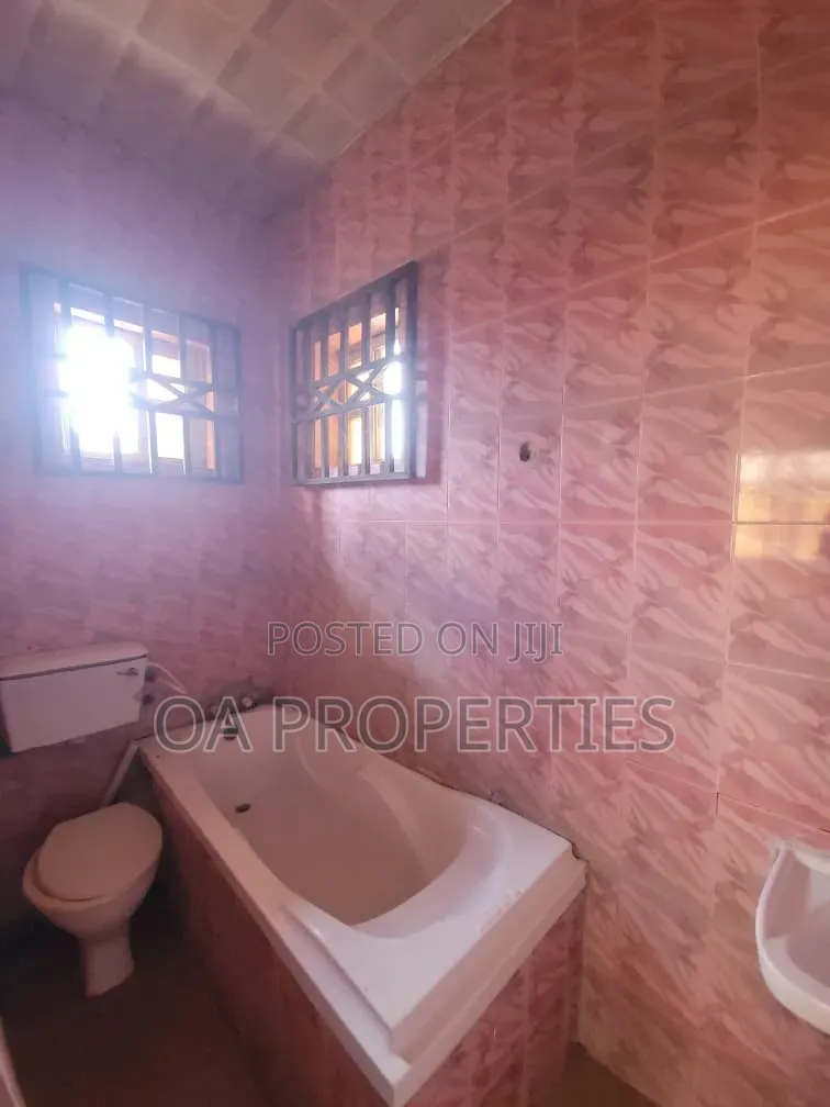 3bdrm Bungalow in Akala Way Akobo for rent