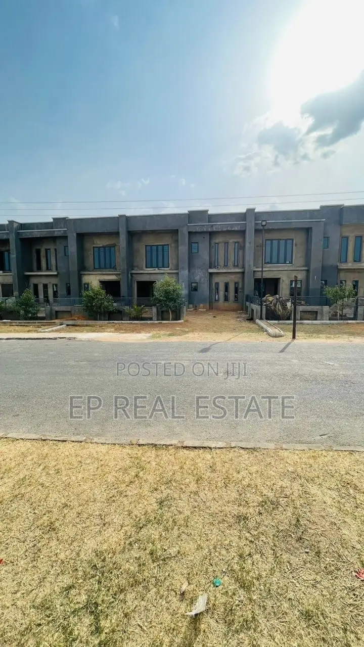 5bdrm Duplex in Lugbe District for sale