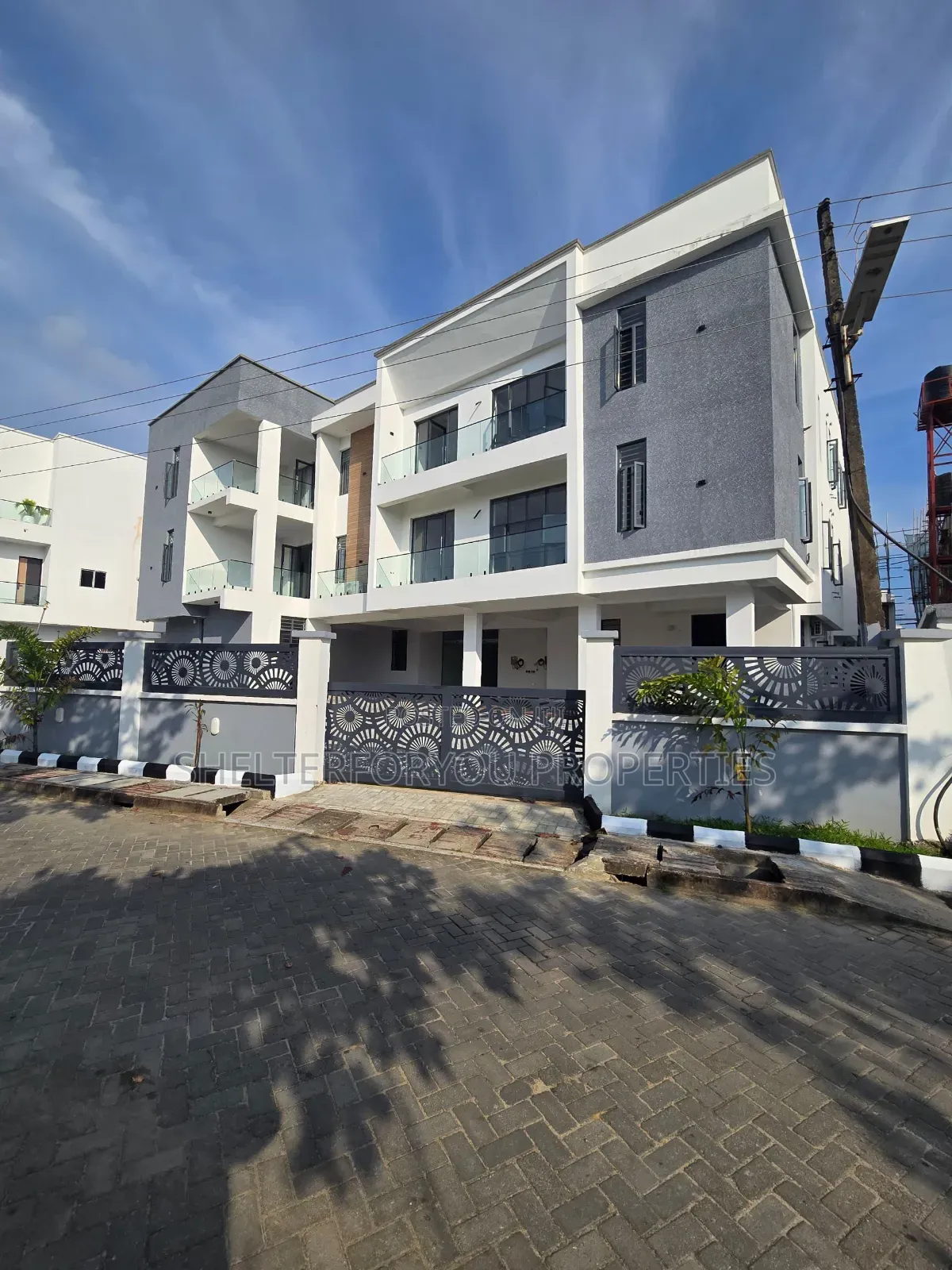 3bdrm Apartment in Osapa london for sale