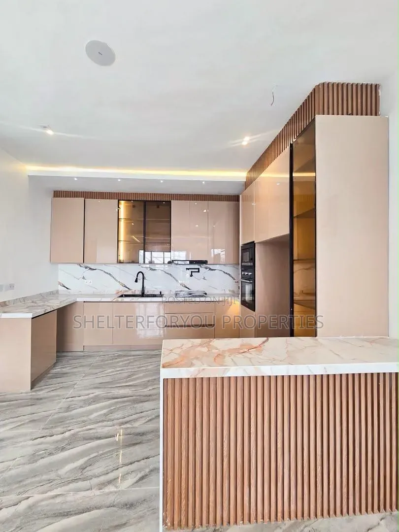 3bdrm Apartment in Osapa london for sale