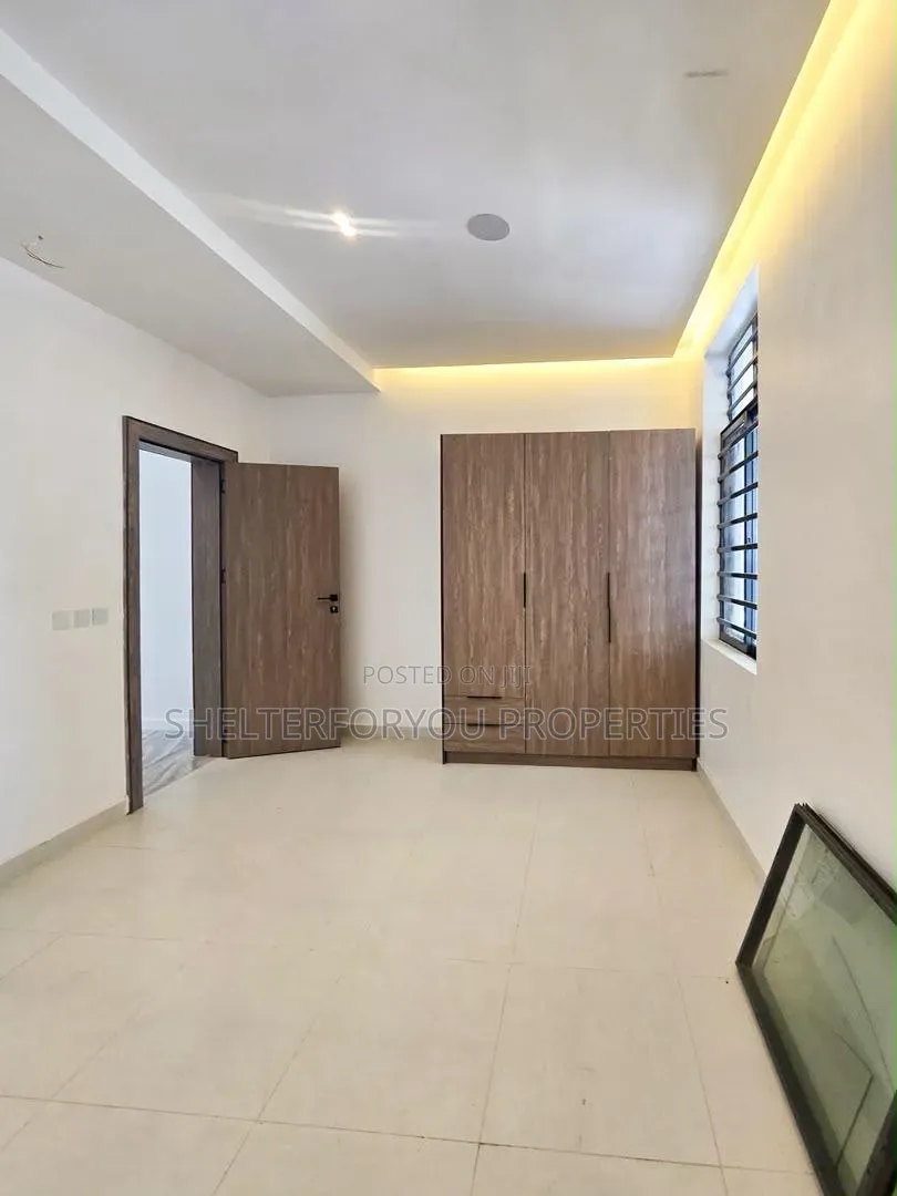 3bdrm Apartment in Osapa london for sale