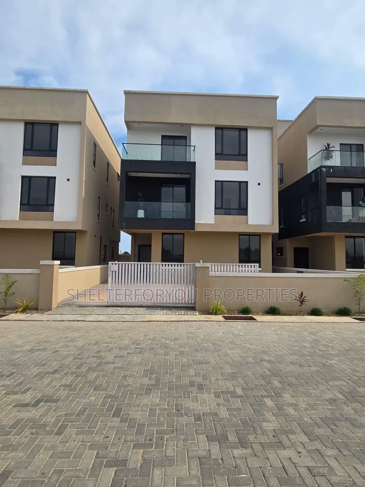 5bdrm Duplex in Osapa london for sale