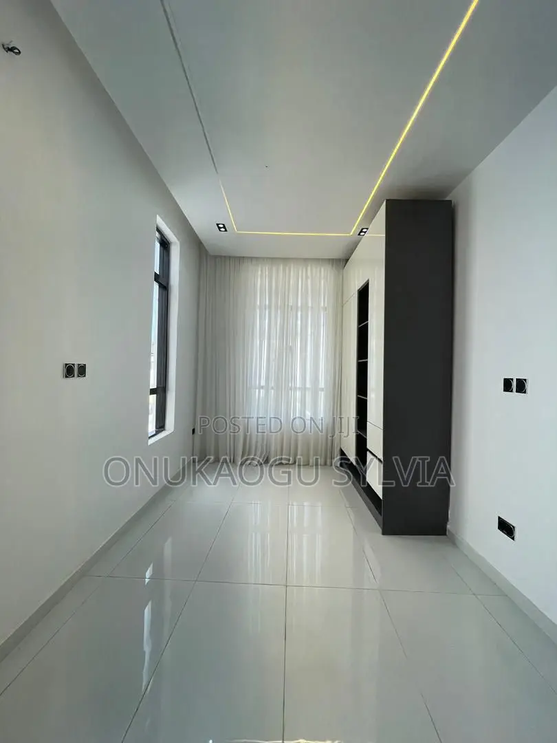 5bdrm Duplex in Chevron for sale
