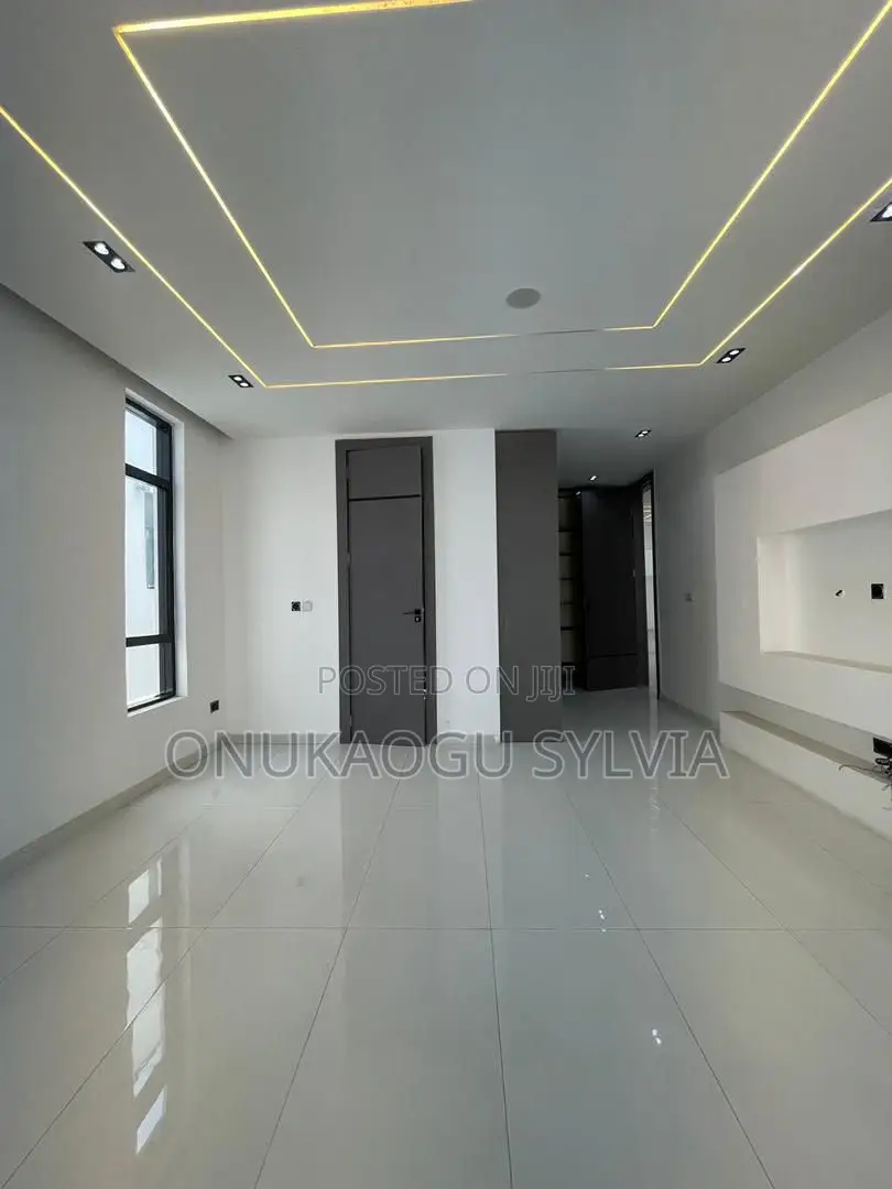 5bdrm Duplex in Chevron for sale