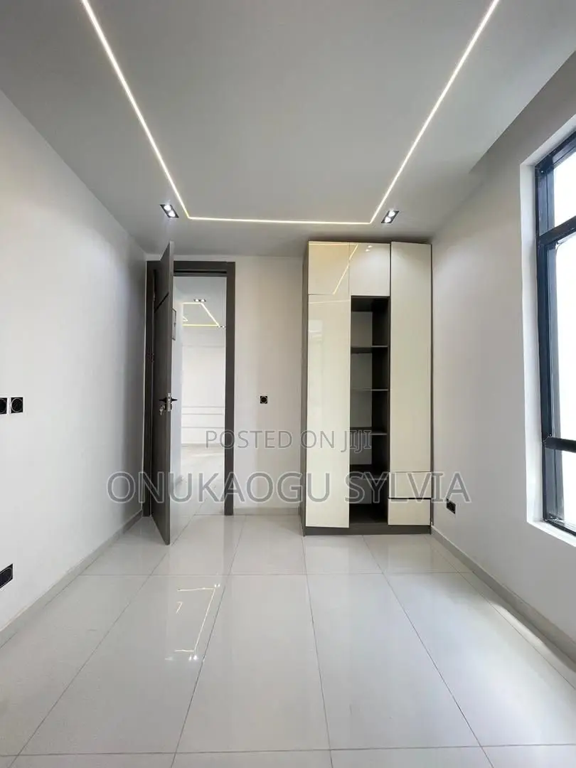 5bdrm Duplex in Chevron for sale