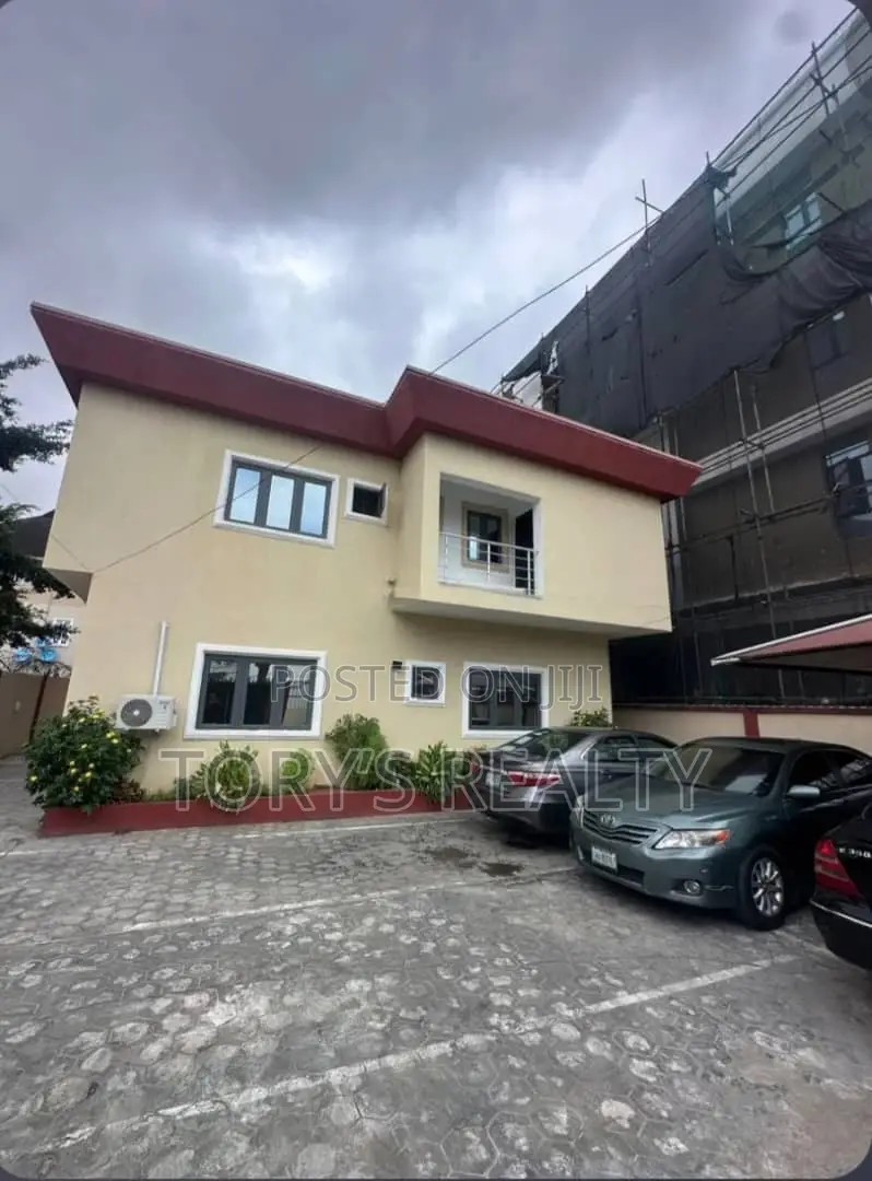 3bdrm Apartment in Lekki Phase 1 for rent