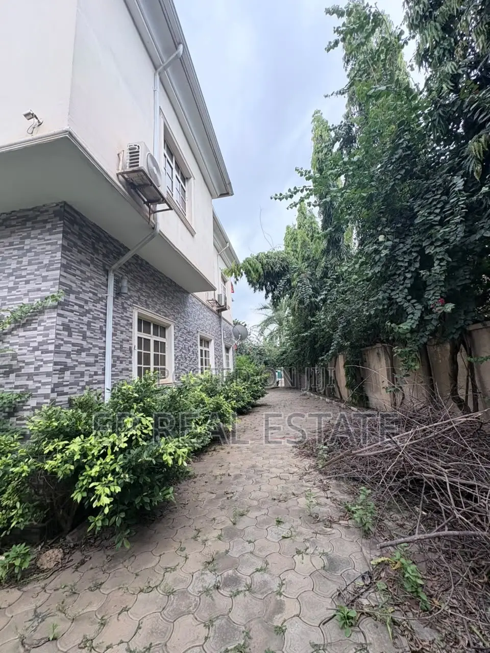 4bdrm Duplex in Apo District for sale