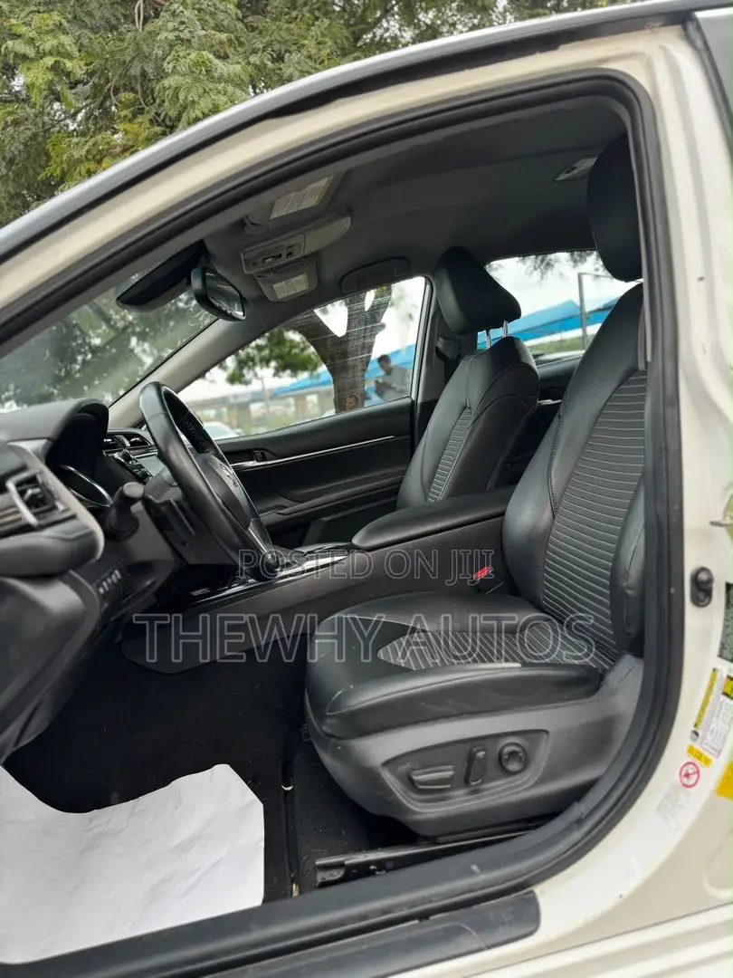 Toyota Camry SE (2.5L 4cyl 8A) 2019 White